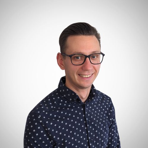 Zu sehen ist Toni Ritter in einem blauen Hemd