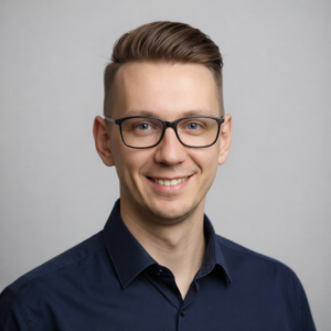 Zu sehen ist Toni Ritter in einem blauen Hemd